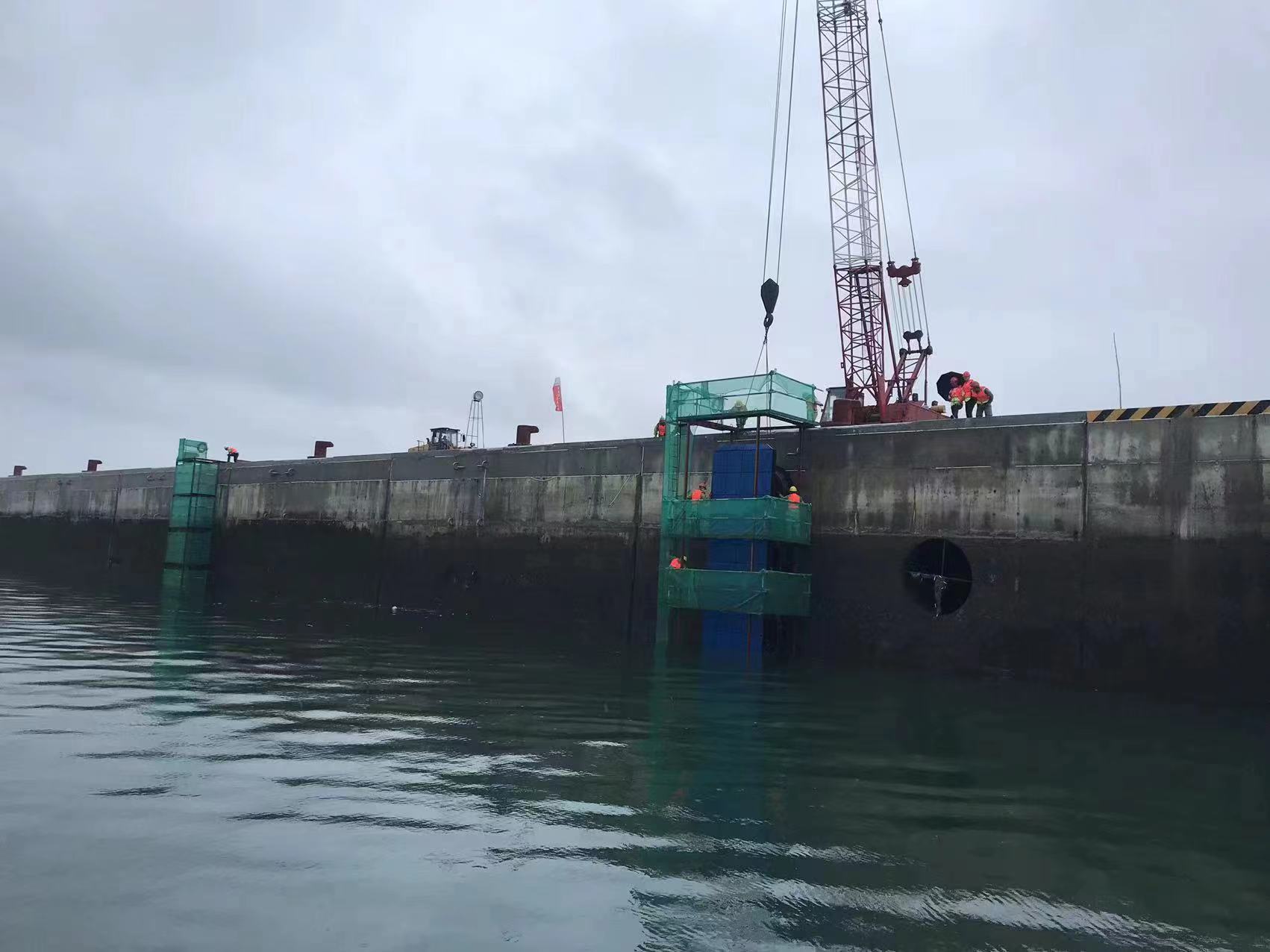 江阴港区7号泊位首套橡胶护舷安装完成