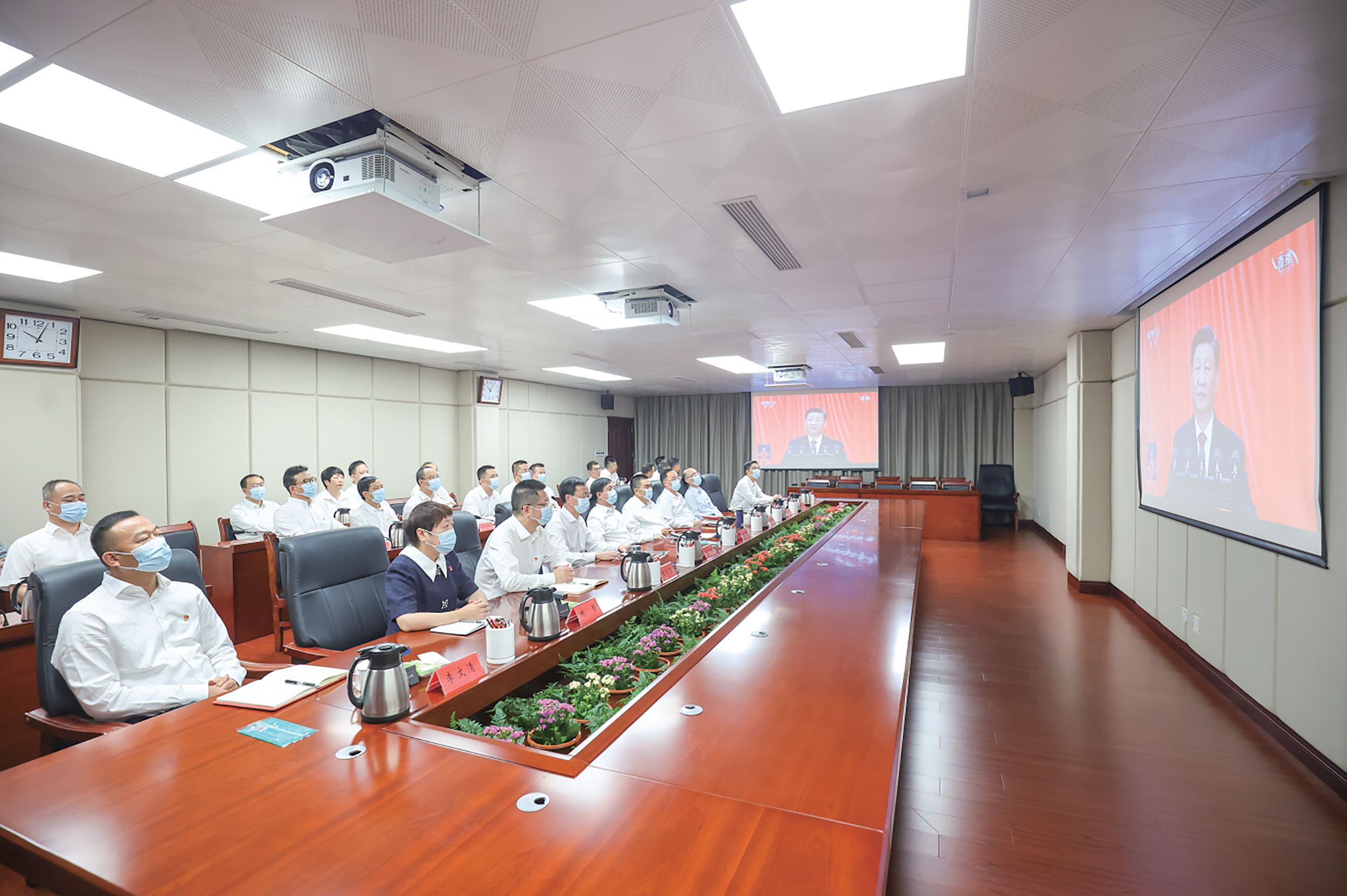 市领导集中收看党的二十大开幕会