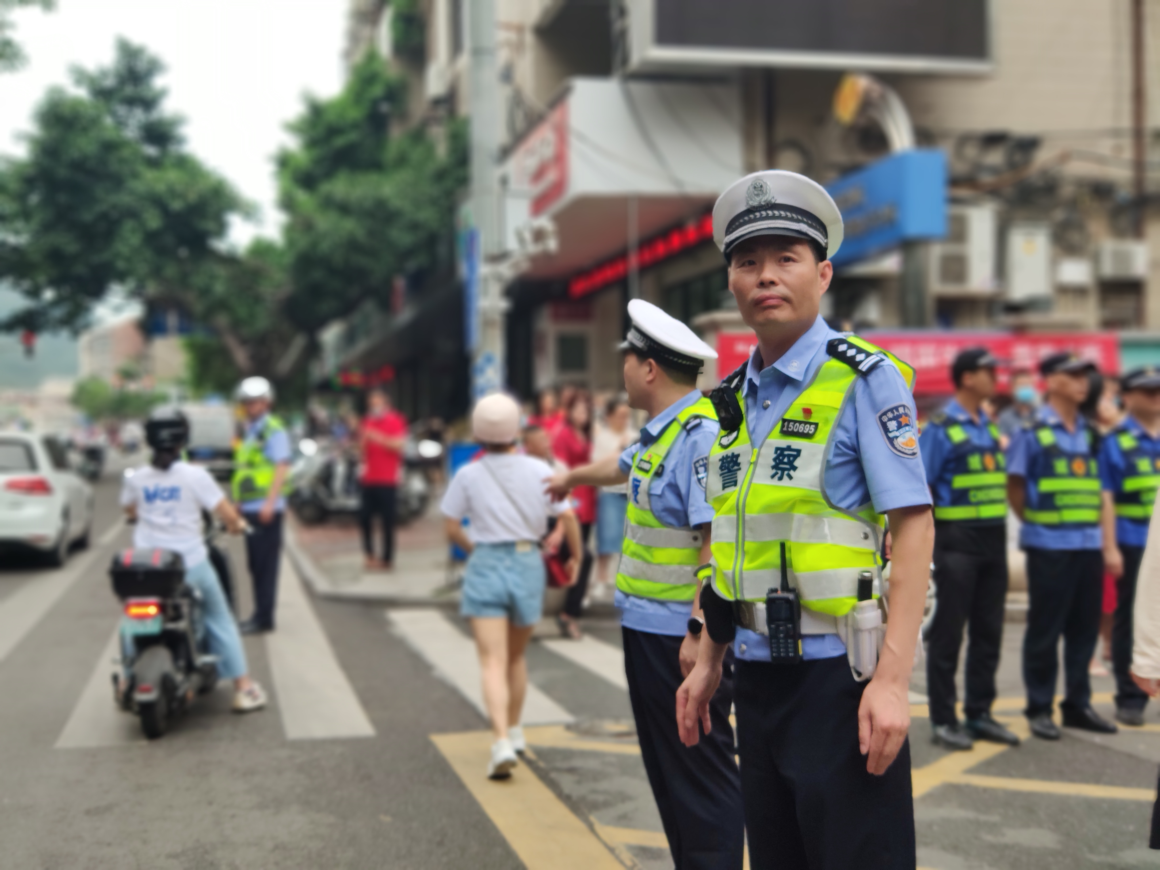 场内奋笔疾书 场外全力以“护”——我市各部门通力协作，保障考生顺利赴考