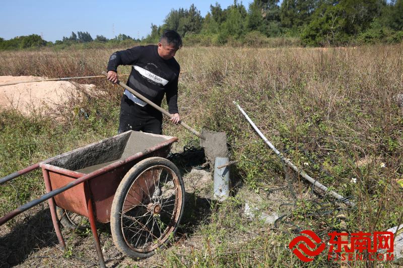 专业人员正在填埋机井（东南网福清频道记者 王倩雯 摄）.jpg