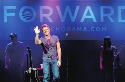 11月4日，内华达州拉斯韦加斯，著名音乐制作人兼歌手邦·乔维为奥巴马拉票演出。