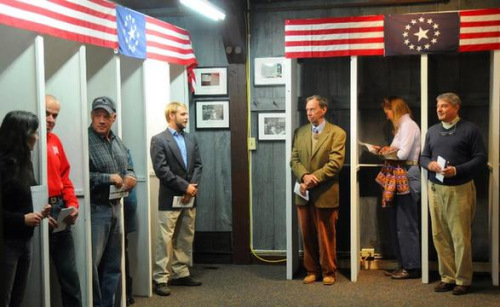 11月6日，在美国新罕布什尔州小镇迪克斯维尔山口，当地选民在填票处填写完选票等待投票。 新华社记者张川石摄