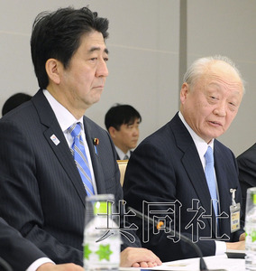 图为会议秘书长柳井俊二在发言。左为日本首相安倍晋三。（共同社）