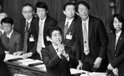 2月28日，日本首相安倍晋三（中）在国会鼓掌。他当天说，希望与中韩重新交好。