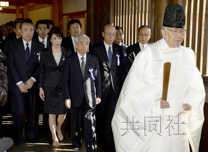 4月23日上午，跨党派议员团体“大家参拜靖国神社国会议员会”成员参拜了靖国神社。图中左三为会长尾辻秀久。