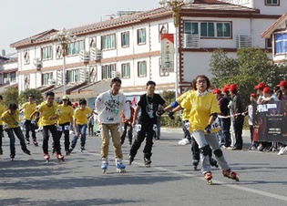 图文：武夷山公路轮滑马拉松赛 在比赛中