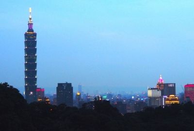 台北虎山步道赏夜景看火焰虫提灯漫舞（图）