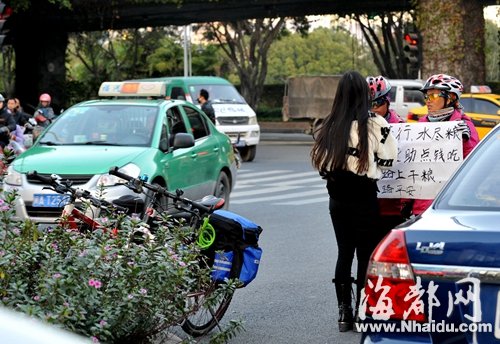 骑行者行乞多半是骗子:给我们一点钱 随便他们说