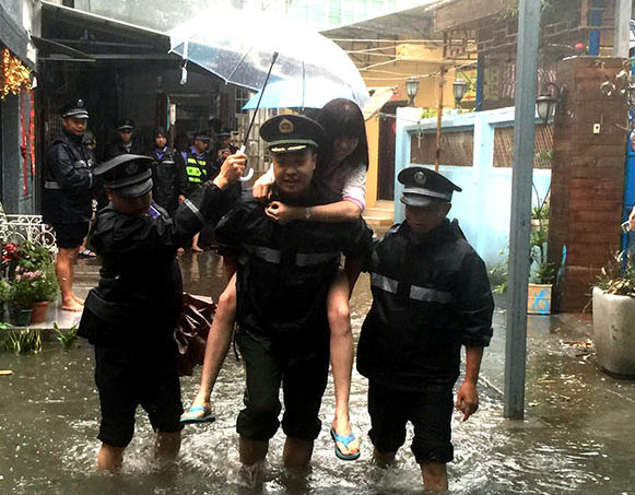 民警从积水处背出被困群众。