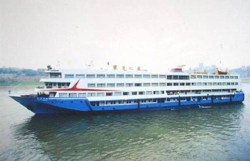 长江湖北段一客轮倾覆船上400多人全部落水