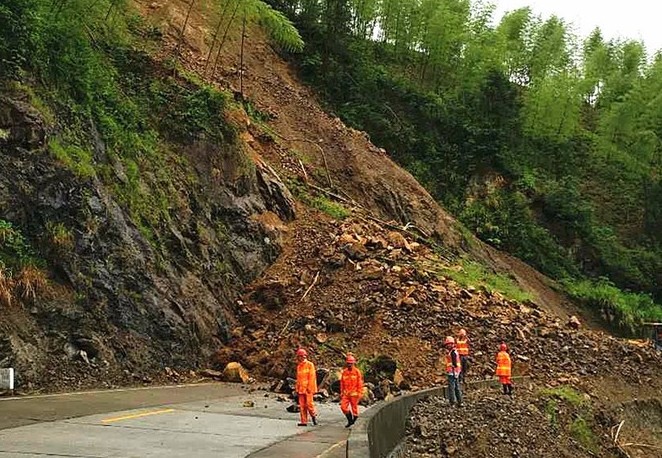 南平政和:强降雨致国道235线一处塌方 无人员伤亡