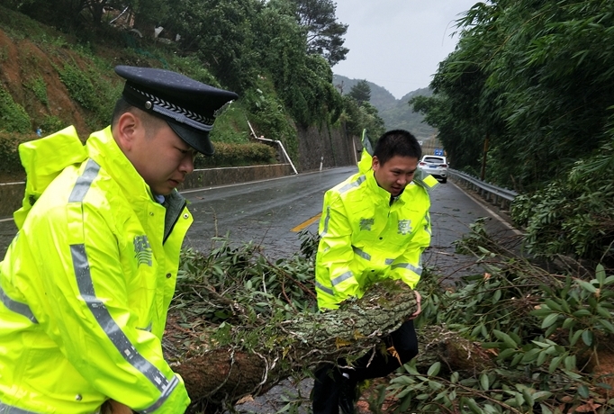 福州警方全力抗击台风“玛莉亚” 救助被困群众4239名