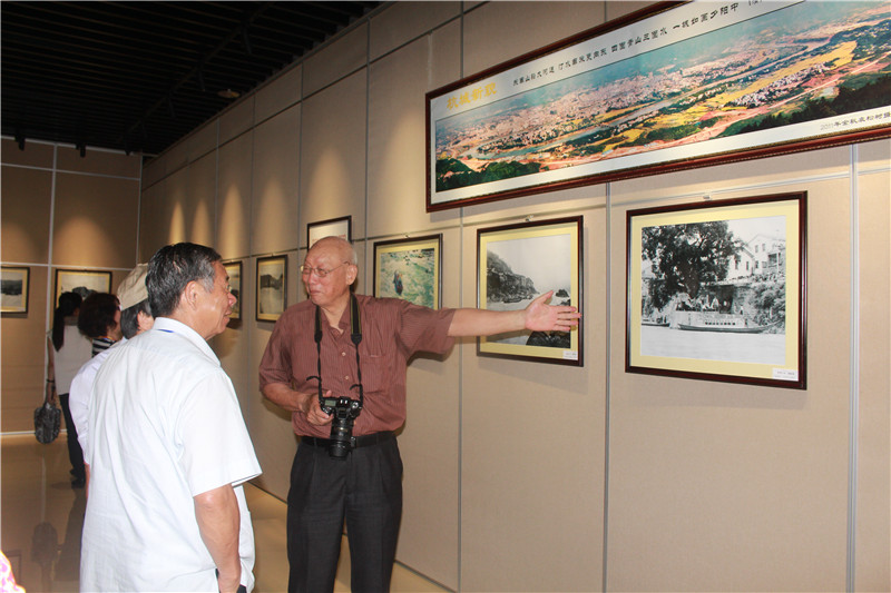 族谱馆内，台湾同胞观看画展