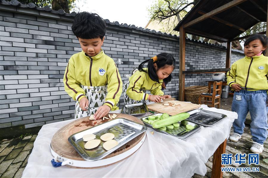 （教育）（7）幼儿园里的“田园餐桌”