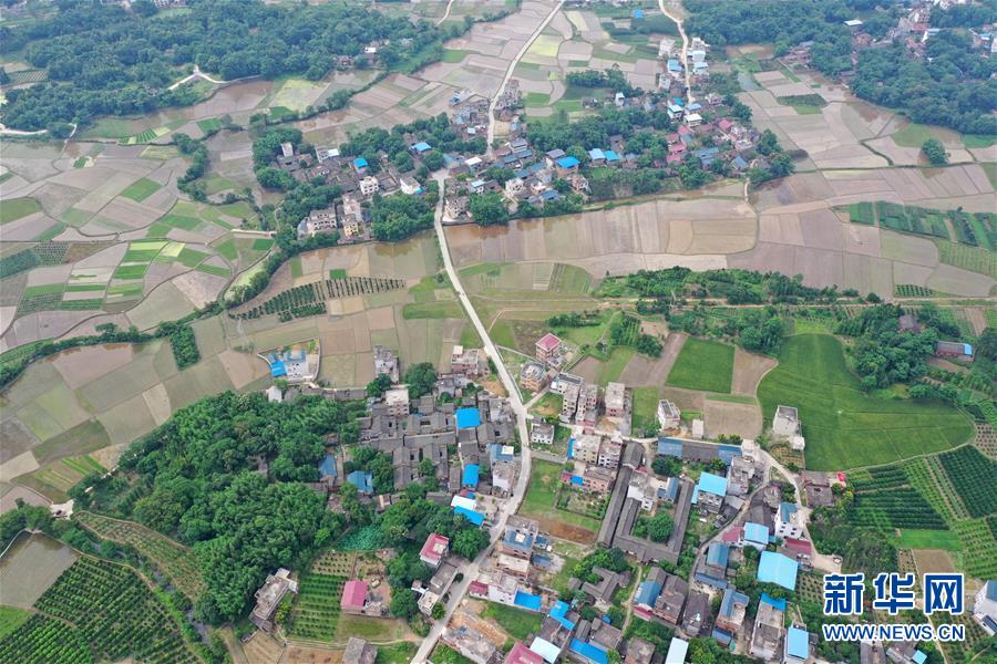 （壮丽70年·奋斗新时代——记者再走长征路）（1）红军当年经过地 山川今日格外美