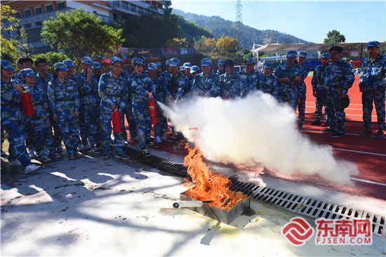 “消防进军训”走进三明医学科技职业学院 (12)_副本.jpg