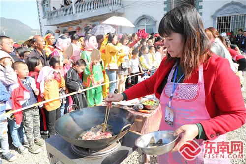 参赛选手正在烹饪稻花鱼 赖全平摄.jpg