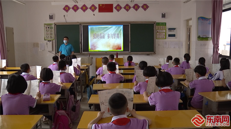 开学第一天，宁化多措并举，为学生复学复课保驾护航。当日，各学校还举行了室内升旗仪式、讲授了疫情防控知识等，上好开学第一课。图为宁化县第三实验学校三年级学生，在老师的带领下，温习课文。余链 雷露微 摄.png