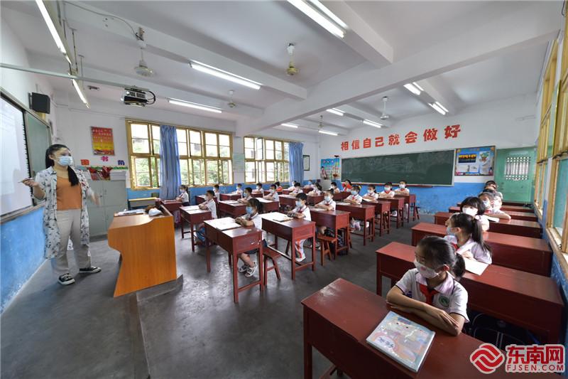 图为沙县实验小学三年级（2）班在上开学第一课，内容包括升国旗、唱校歌、老师对学生进行复课的心理疏导、还有 张凌欣 摄.jpg