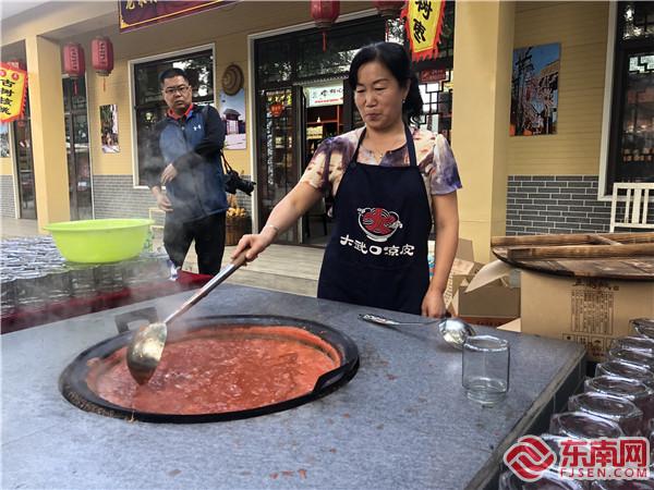 村民正在熬弄特产品。刘惠萍摄.jpg