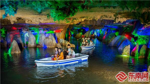 天鹅洞地下岩溶造型奇特精巧、神风龙宫独特水中石林，由宁化县文体和旅游局提供.jpg