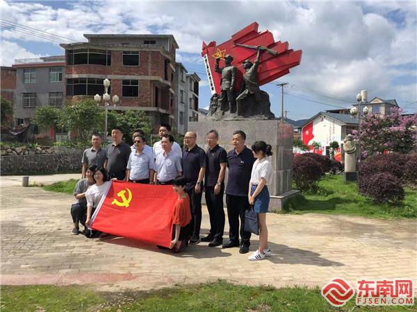 巫坊村红色资源吸引党建学习活动，由巫坊村村委会提供.jpg