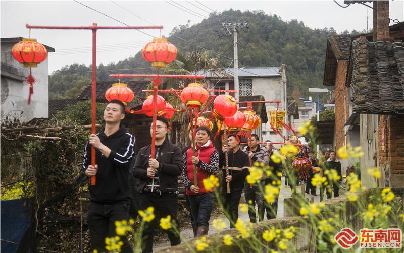 将乐县西湖村村民花灯队伍游巷活动。董观生摄.jpg