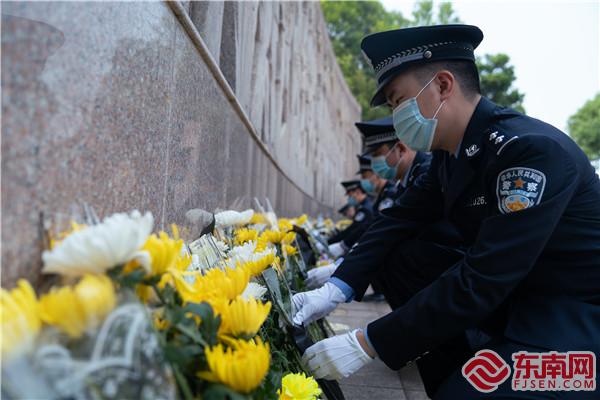 大家有序地走向纪念碑，向革命先烈献上鲜花.jpg