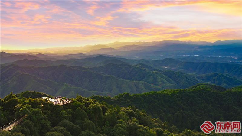 夕阳西下，不少游客和摄影爱好者纷纷前来打卡.jpg