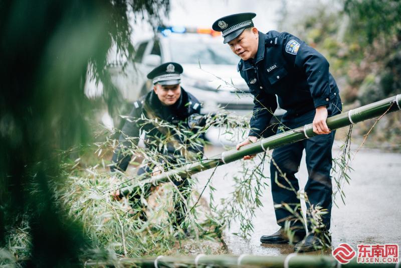 图为民警清理路障.jpg