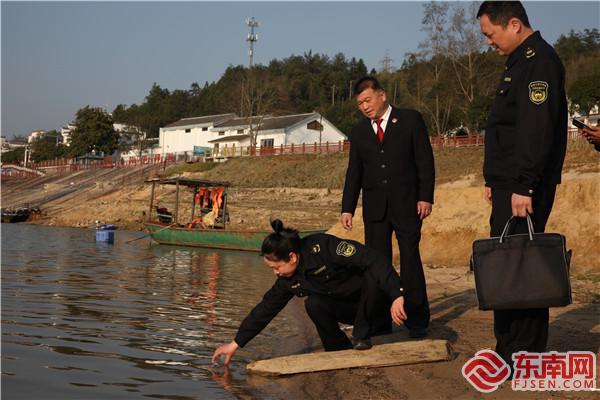 泰宁大金湖水体取样现场.jpg