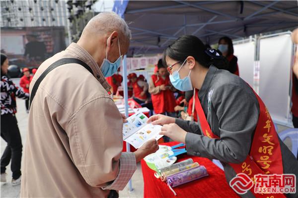 3月4日，国网三明供电公司电网志在三明市“走过的路 大爱的心”学雷锋志愿服务活动暨三元区道德模范身边好人联谊会成立10周年活动现场给群众讲解安全用电知识。 邓菲 摄.jpg