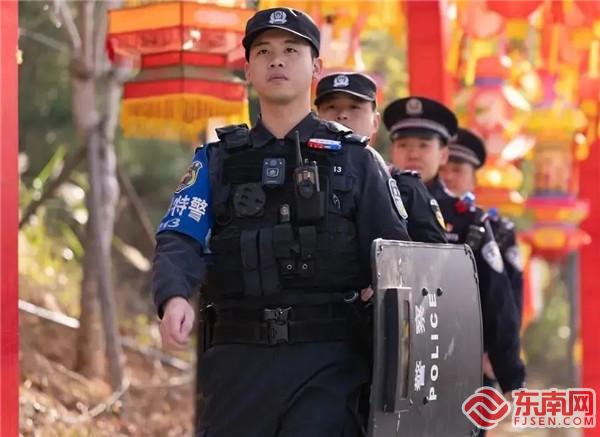 三明市公安局组织民警深入人流密集场所执勤巡逻（图摄尤盛尧）.jpg