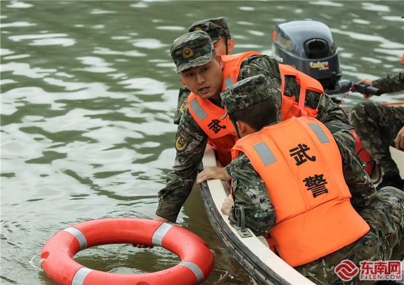 图为武警三明支队冲锋舟集训队教员为学员讲解水上救援方法（欧家程摄）.jpg