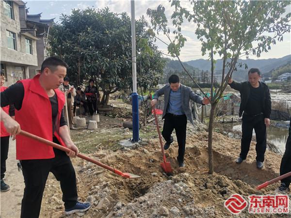 邹细胜（左一）带领村民参与植树美化村貌.jpg