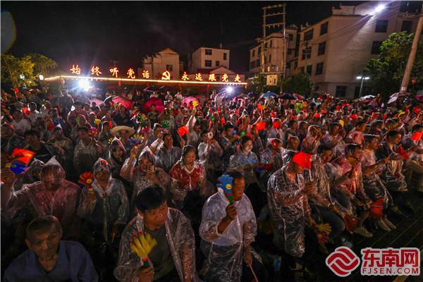 村民在家门口看晚会演出.jpg