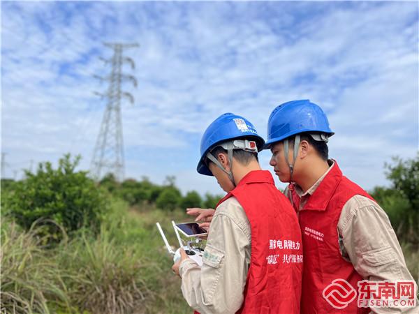 2022年9月8日，巫扬平在对35千伏线路进行无人机巡视。（右一）.jpg