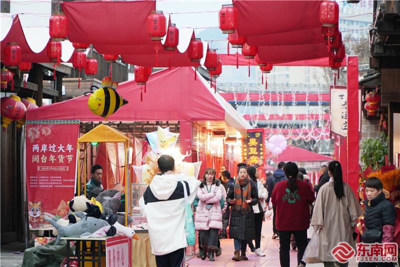 市民和游客漫步在古街选购.jpg