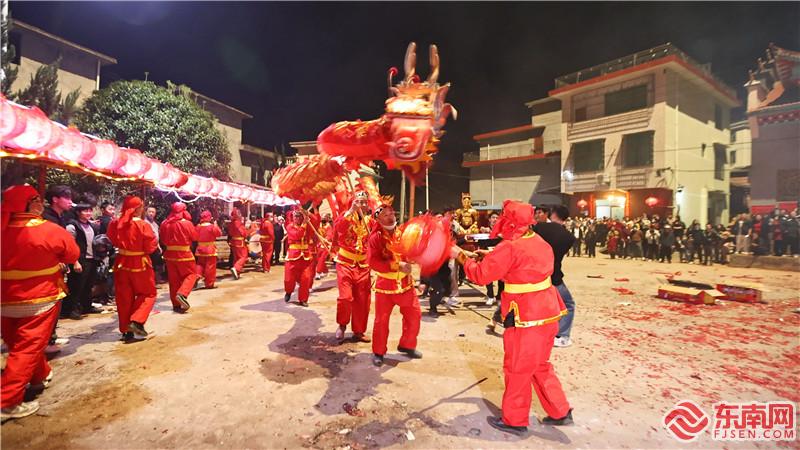 板凳龙上下飞舞祈福一年风调雨顺-陈凯摄.jpg