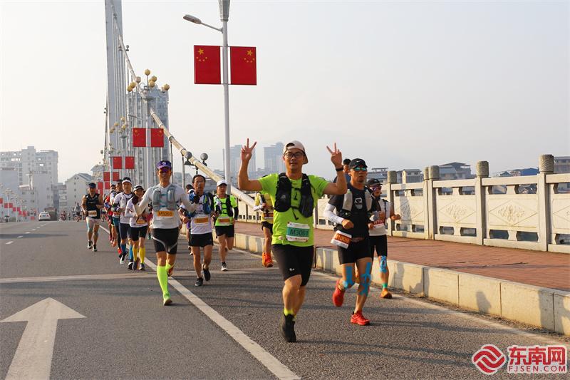 奔跑在玉华大桥上（黄言亮 摄）.jpg