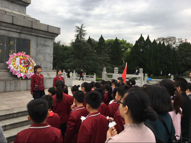 龙岩市松涛小学假日小分队开展“清明祭英烈”主题活动