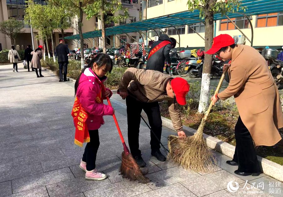   “学雷锋”：邵武市通泰街道三里亭社区等举办“弘扬雷锋精神 争做时代新人”活动。杨若涵摄