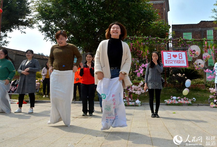  “迎三八”：泉州市泉港区的女干部在开展户外拓展活动。林弘梫摄