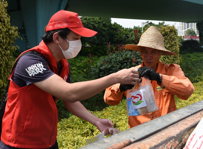 志愿者给养路工人送上一份早餐（拍摄 林桂桢 ）.jpg