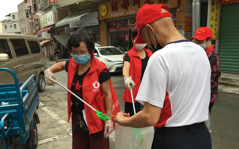 志愿者们捡垃圾（银江路志愿服务驿站供图）.jpg