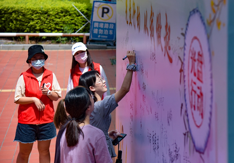 让杜绝浪费成为校园新时尚——集美大学开展“光盘行动”。图为，集美大学学生签名承若参与践行“光盘行动”（林志杰摄影） (5 - 6).jpg