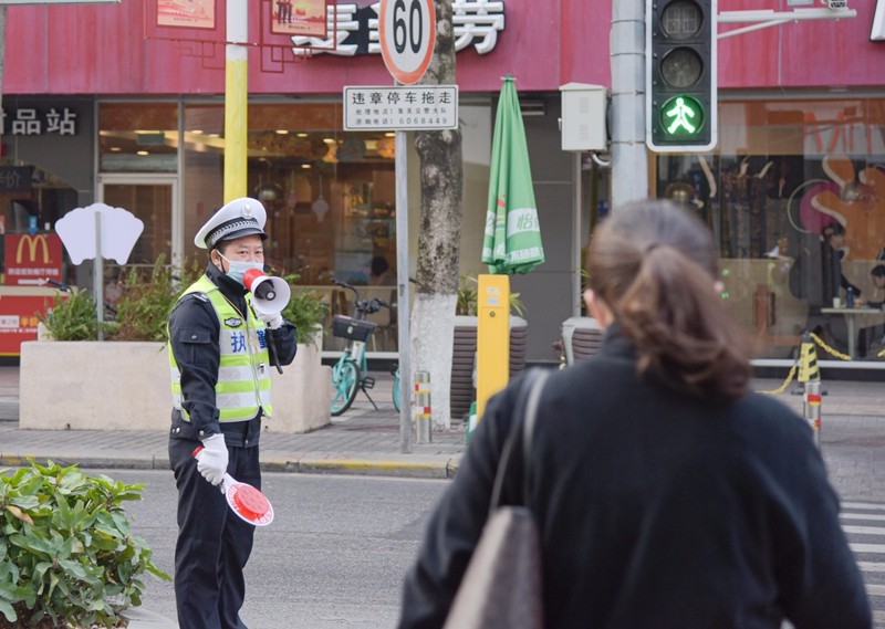 今年32岁的老蔡担任交通协管员以已经四年多了，每天负责在石鼓路疏导行人和车辆。（林志杰摄影）-2.jpg