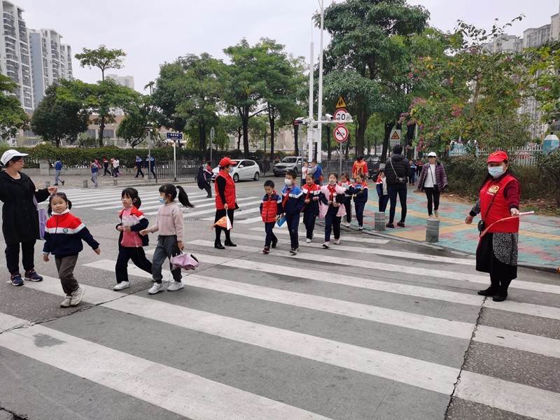 【康城社区新时代文明实践站】志愿者们在康城小学门口进行文明礼让宣导.jpg