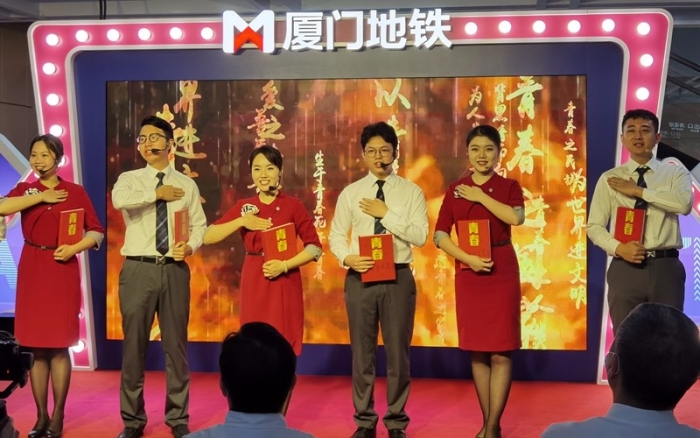 青年员工和集美学子们用精彩的文艺演出献上祝福（拍摄 陈满意）.jpg